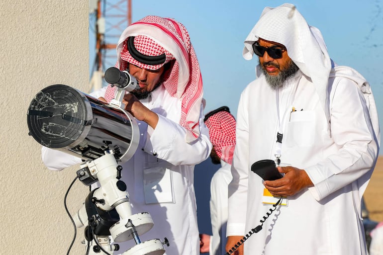 Miembros del Observatorio Saudí que tienen a su cargo el avistamiento de la luna creciente y que marca el inicio del Ramadán.
