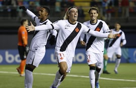 Claudio Spinelli (c) de Vasco da Gama celebra un gol este miércoles, en un partido de la fase de grupos de la Copa Sudamericana entre Audax Italiano y Vasco da Gama en el estadio Bicentenario de La Florida en Santiago (Chile).