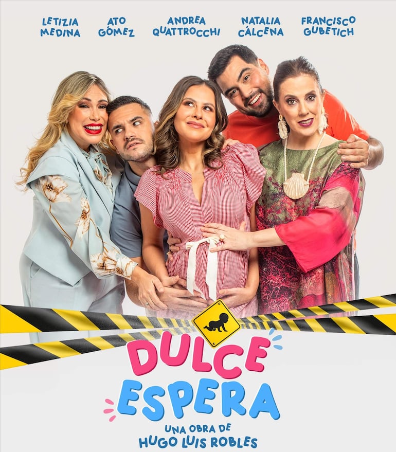 Cinco personas sonríen, una en blusa roja a rayas con vestido de maternidad, otras con vestimenta colorida en un entorno amigable.