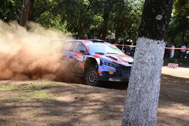 Los pilotos y equipos del Rally del Paraguay 2026 en las pruebas libes oficiales en un tramo de 5,6 kilómetros en la ciudad de Carmen del Paraná, Departamento de Itapúa, Paraguay.