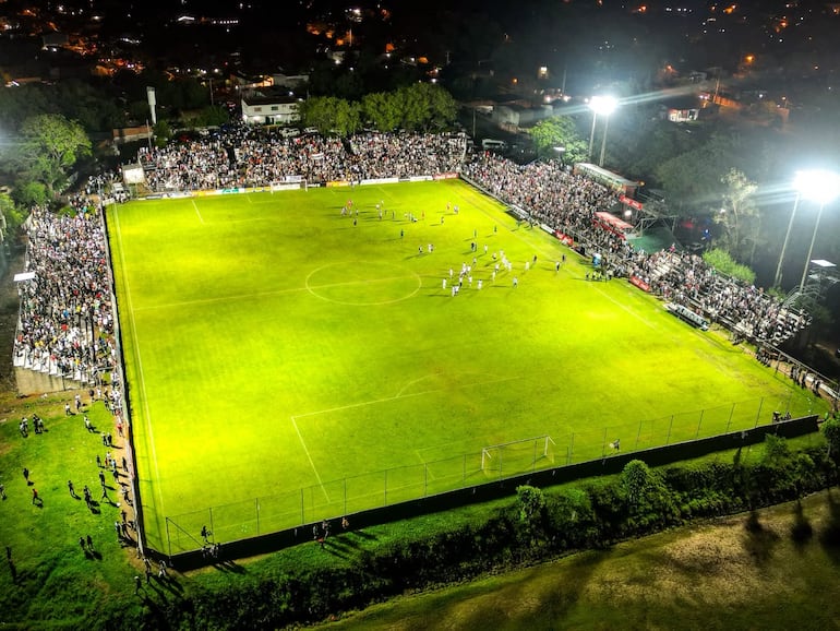 La respuesta de la afición del Deportivo Santaní fue excelente. Aún con el partido en desarrollo, la gente seguía ingresando al recinto del Barrio 3, Tapiracuái.