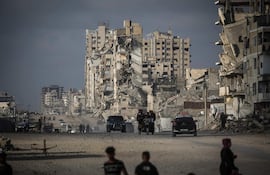 Palestinos observan edificios devastados en Gaza City, tras la guerra con Israel, iniciada el 7 de octubre de 2023. (archivo)