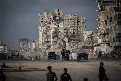 Palestinos observan edificios devastados en Gaza City, tras la guerra con Israel, iniciada el 7 de octubre de 2023. (archivo)