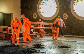 Funcionarios municipales llevan adelante tareas de limpieza luego del incendio que afectó a la Catedral.