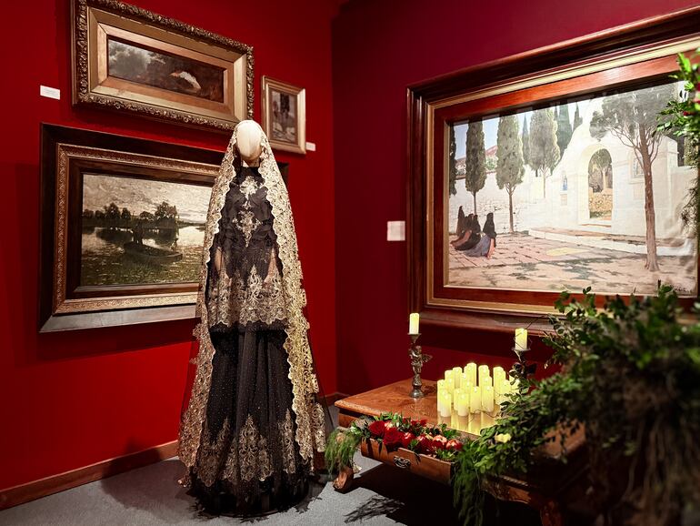 Javier Saiach es otro de los diseñadores que expone junto a las obras del MNBA.