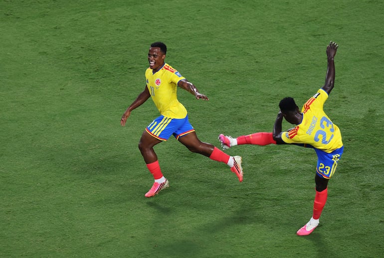 El delantero Jhon Arias corre para festejar el único gol del cotejo, el de la victoria para Colombia frente a Ghana, que le valió para avanzar a los octavos de final.
AFP