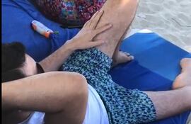 La compatriota asegura que se acercó al senador Hernán Rivas (en la reposera) y lo confrontó, pero rápidamente dos mujeres salieron a defenderlo.