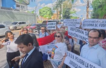 Manifestación de escribanos el 21 de octubre en las cercanías de Mburuvicha Roga.