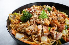 Yakisoba de pollo.