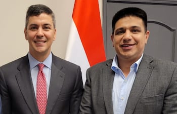 El presidente de la República, Santiago Peña y el diputado colorado Hugo Meza.