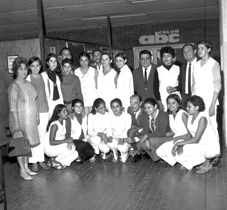 Jugadoras guaireñas de básquet en visita a ABC Color en marzo de 1970.