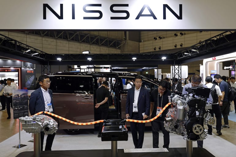 Visitantes se reúnen en el estand de Nissan durante la Japan Mobility Show Bizweek 2026, en Chiba, cerca de Tokio, Japón, el 13 de octubre de 2026.
