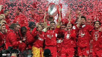 El capitán del Liverpool, Steven Gerrard levanta el trofeo de la UEFA Champions League, tras concretar la épica remontada ante el AC Milan, en la final denominada "El Milagro de Estambul", que se disputó el día 25 de mayo de 2005.