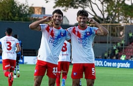 Los mellizos Ricardo Iván y Tobías Ricardo Marecos festejan el primer tanto del Ciclón en el Gunther Vogel de San Lorenzo.