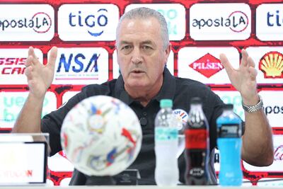 El seleccionador de Paraguay, Gustavo Alfaro, habla durante una conferencia de prensa este miércoles, en el Centro de Alto Rendimiento en Ypané (Paraguay). La selección de Paraguay espera sellar su boleto al Mundial de 2026, después de ausentarse de las tres pasadas ediciones, cuando reciba este jueves a la ya clasificada Ecuador.