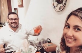 Asdrúbal Fretes Valenzano aparece junto a su pareja, Adriana Florentín Oliver, relatora de la Corte Suprema.