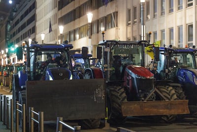 Agricultores con sus tractores en Bruselas, Bélgica, este viernes.