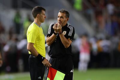 El argentino Fernando Batista (d), seleccionador de Venezuela, reclama al árbitro asistente en un partido frente a Argentina de las Eliminatorias Sudamericanas 2026 en el estadio Monumental, en Maturín, Venezuela.