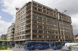 Fotografía del edificio Cudecom en Bogotá (Colombia). Sin quitar un solo ladrillo, sin un solo explosivo, con la ayuda de siete gatos hidráulicos y rodillos de acero de cinco centímetros, ingenieros colombianos en Bogotá movieron 29 metros un edificio de ocho plantas y 4.800 toneladas de peso, un hito de la ingeniería latinoamericana que este domingo cumple medio siglo.