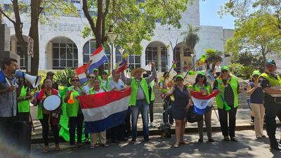 Flores de corruptos adornaron hoy el frente del Palacio de Justicia, en Asunción.