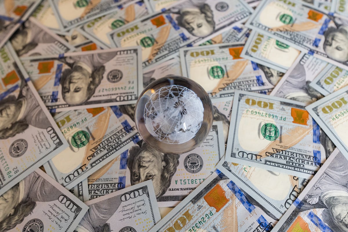 Cotización del dólar en descenso y acumula baja del 20% en un año