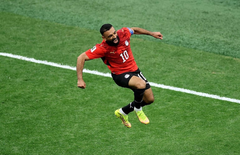 Mohamed Salah #10 de Egipto celebra un gol.