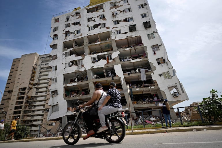 Decenas de edificios afectados en La Guaira, Venezuela, tras el terremoto.