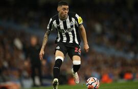 Miguel Almiron del Newcastle United en acción durante el partido de fútbol de la Premier League inglesa entre el Manchester City y el Newcastle United, en Manchester, Gran Bretaña, el 19 de agosto de 2023.