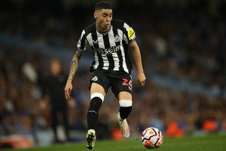 El paraguayo Miguel Almirón, jugador del Newcastle, en el partido contra Manchester City por la Premier League en el estadio Etihad, en Manchester.