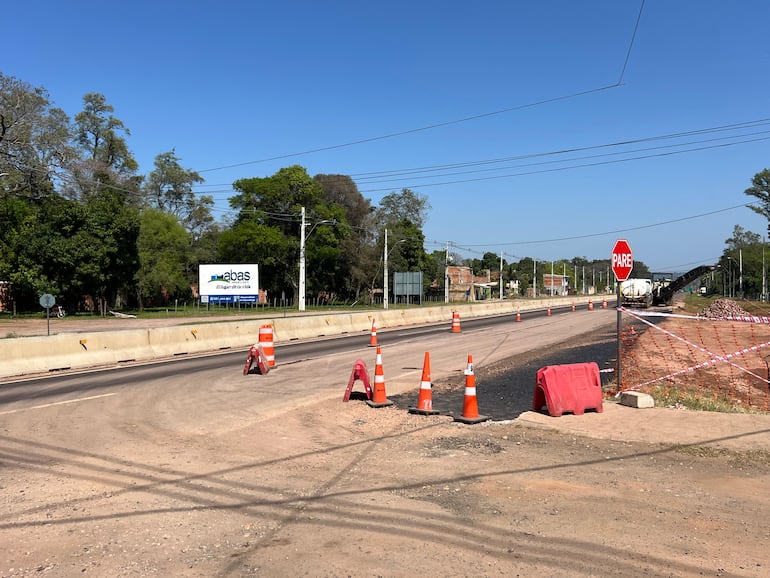 Así se encuentra el kilómetro 47 de la Ruta PY02, donde media calzada permanece bloqueada desde el km 46,5 hasta el km 47 debido a las obras del paso a desnivel. La circulación se desarrolla con restricciones en este tramo.