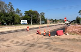 Así se encuentra el kilómetro 47 de la Ruta PY02, donde media calzada permanece bloqueada desde el km 46,5 hasta el km 47 debido a las obras del paso a desnivel. La circulación se desarrolla con restricciones en este tramo.