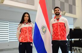 Los atletas de squash Fiorella Goritzia Gatti Schmidt (18 años) y Francesco Marcantonio Giménez (27), abanderados del Team Paraguay.