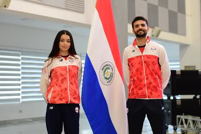 Los atletas de squash Fiorella Goritzia Gatti Schmidt (18 años) y Francesco Marcantonio Giménez (27), abanderados del Team Paraguay.