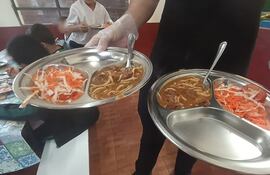 El menú de carne con fideo aparentemente no gustó a los alumnos de grados superiores. / Gentileza Oscar Florentín