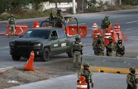 Fotografía del 22 de febrero de 2026 de integrantes del Ejército de México durante un operativo de vigilancia en Guadalajara, en Jalisco (México).