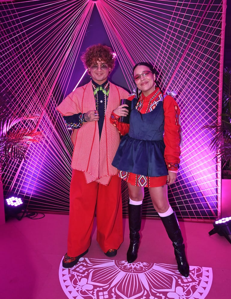 Miguel Narváez y Jennifer Hicks de Purahéi Soul, premiados en la categoría Artista del Año.