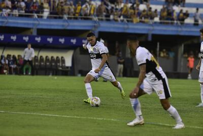 Hugo Fernández, jugador de Olimpia, remata el balón en un partido frente a Sportivo Luqueño por la cuarta fecha del torneo Apertura 2025 del fútbol paraguayo en el estadio Luis Salinas, en Itauguá, Paraguay.