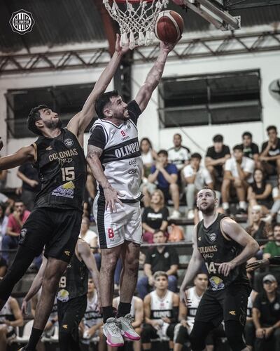 El olimpista Édgar Riveros ataca el aro para la canasta ante la oposición del colono Alen Juárez. Ganaron los Kings 90-81.