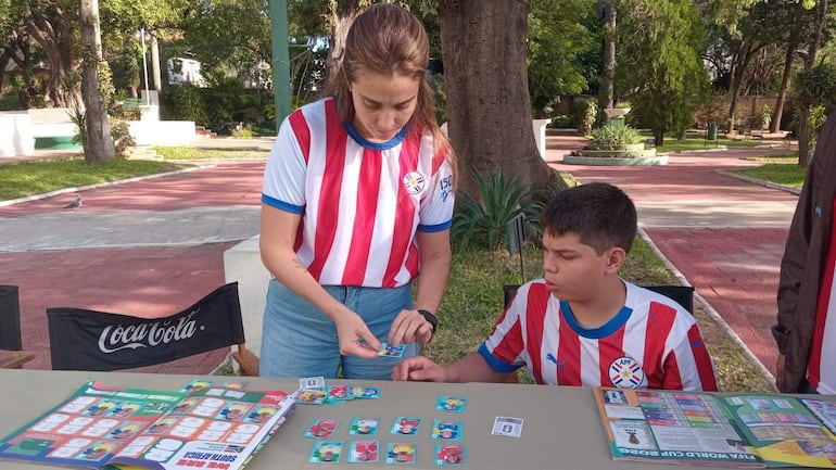 Una profesora y su alumno durante un intercambio de figuritas en el recreo, en el colegio privado "Las Teresas".
