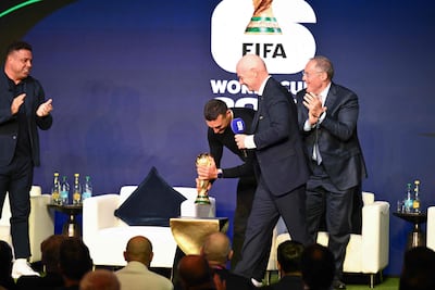 Lionel Scaloni acomoda la Copa del Mundo sin utilizar los guantes, que se los puso posteriormente.