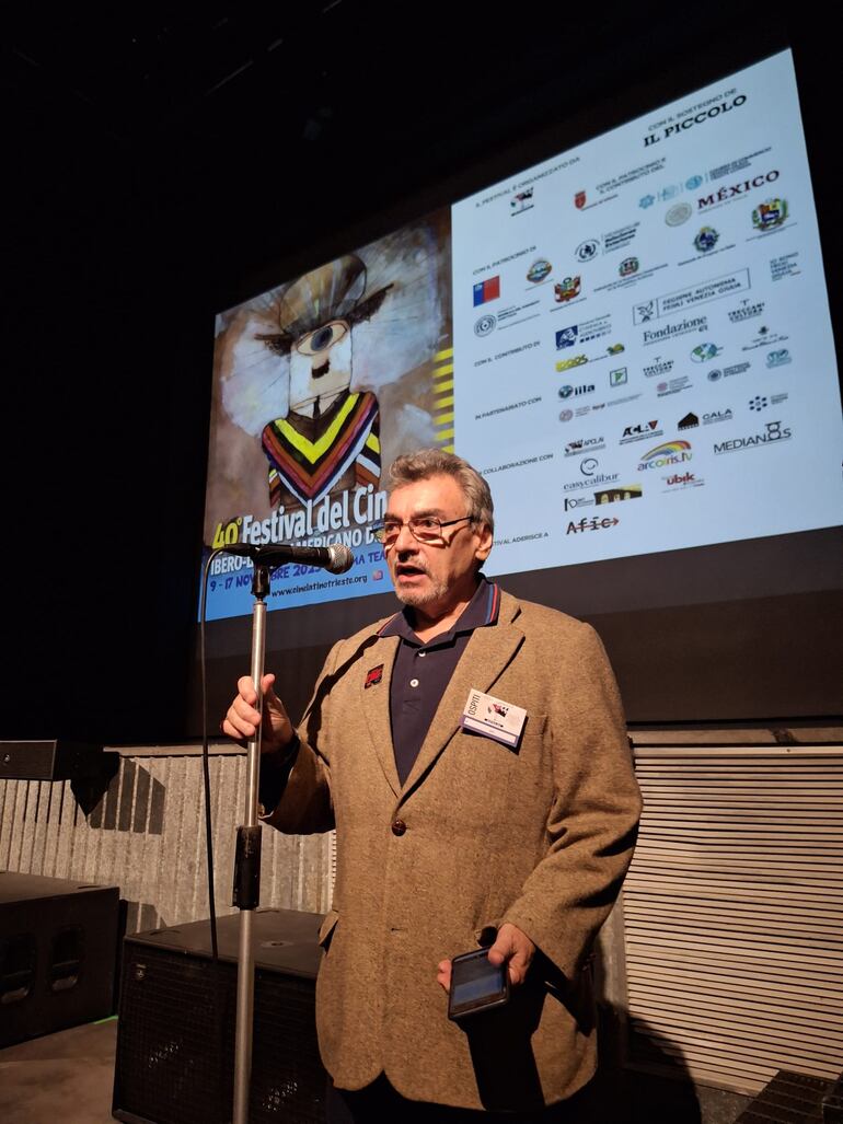 Hugo Gamarra presentando su documental "Kuarahy Ára: el tiempo del sol" en el festival italiano.
