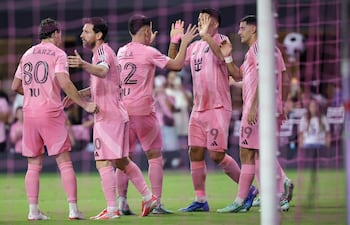Lionel Messi (centro), Matías Galarza Fonda (80) y el equipo del Inter Miami celebran su gol durante el partido de la MLS entre el Inter Miami y el D.C. United en el Nu Stadium en Miami, Florida, EE. UU.