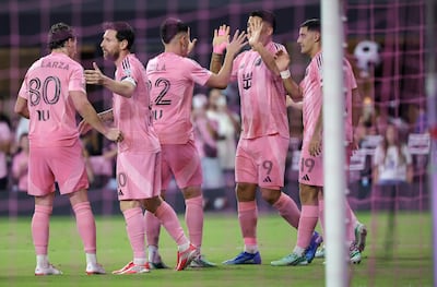 Lionel Messi (centro), Matías Galarza Fonda (80) y el equipo del Inter Miami celebran su gol durante el partido de la MLS entre el Inter Miami y el D.C. United en el Nu Stadium en Miami, Florida, EE. UU.