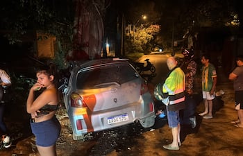 El conductor del vehículo habría perdido el control y fue a chocar contra un árbol que se encontraba en el paseo central.