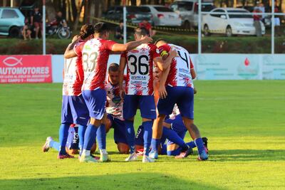 Celebración de los jugadores de Pastoreo tras uno de los goles a Atyrá