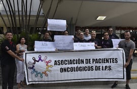 Pacientes con cáncer del IPS se manifestaron ayer y fueron recibidos por el presidente que dio solución al reclamo.