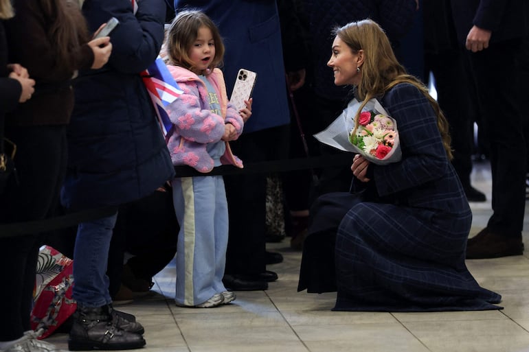 La princesa de Gales habla con una niña mientras visita la Academia Nacional de Curling, durante una visita a Stirling, en Escocia. (Russell Cheyne / AFP)