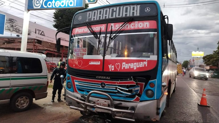 Tres jóvenes motociclistas mueren en accidente de tránsito con un bus en Capiatá