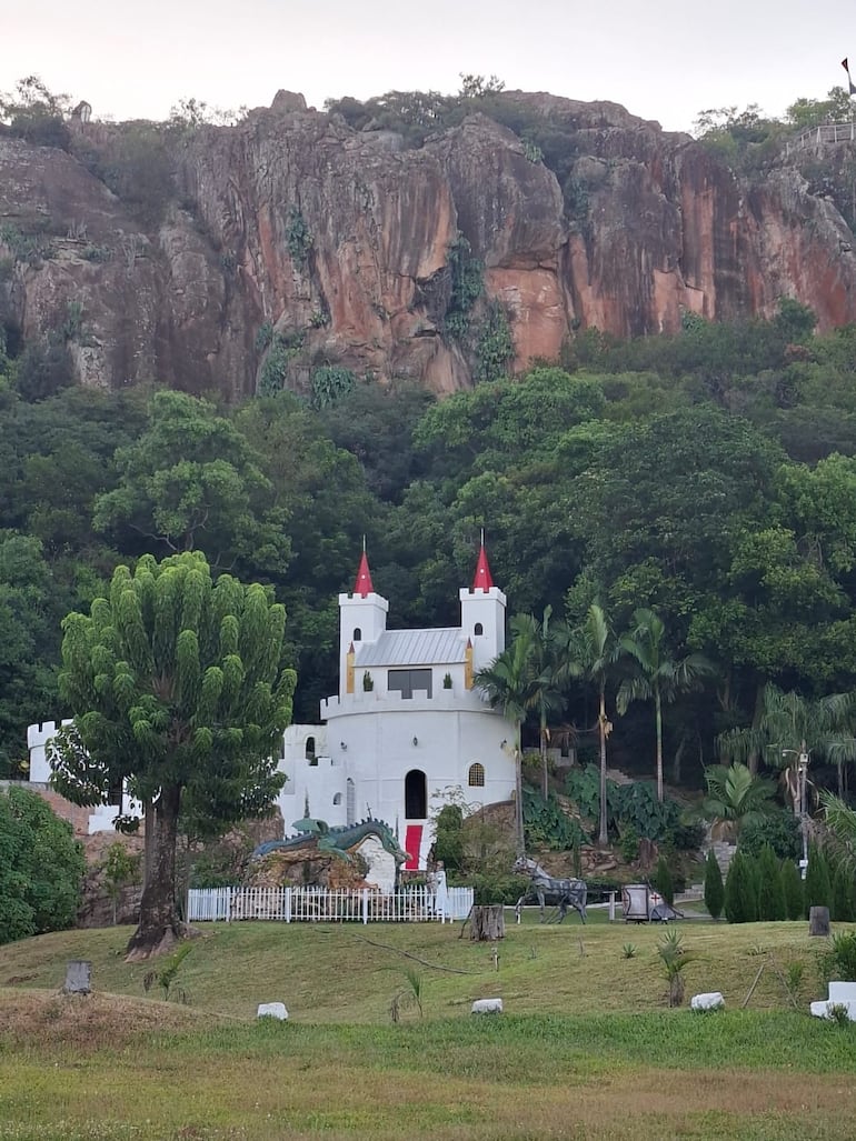 Con un mirador privilegiado, el Castillo entre los Cerros invita a contemplar la belleza de la zona.