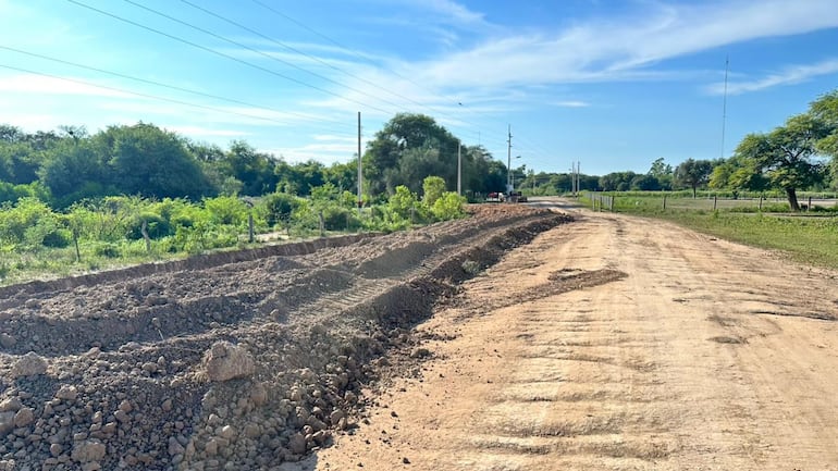 Muro que se está improvizando a través de la Comisión del Pilcomayo.